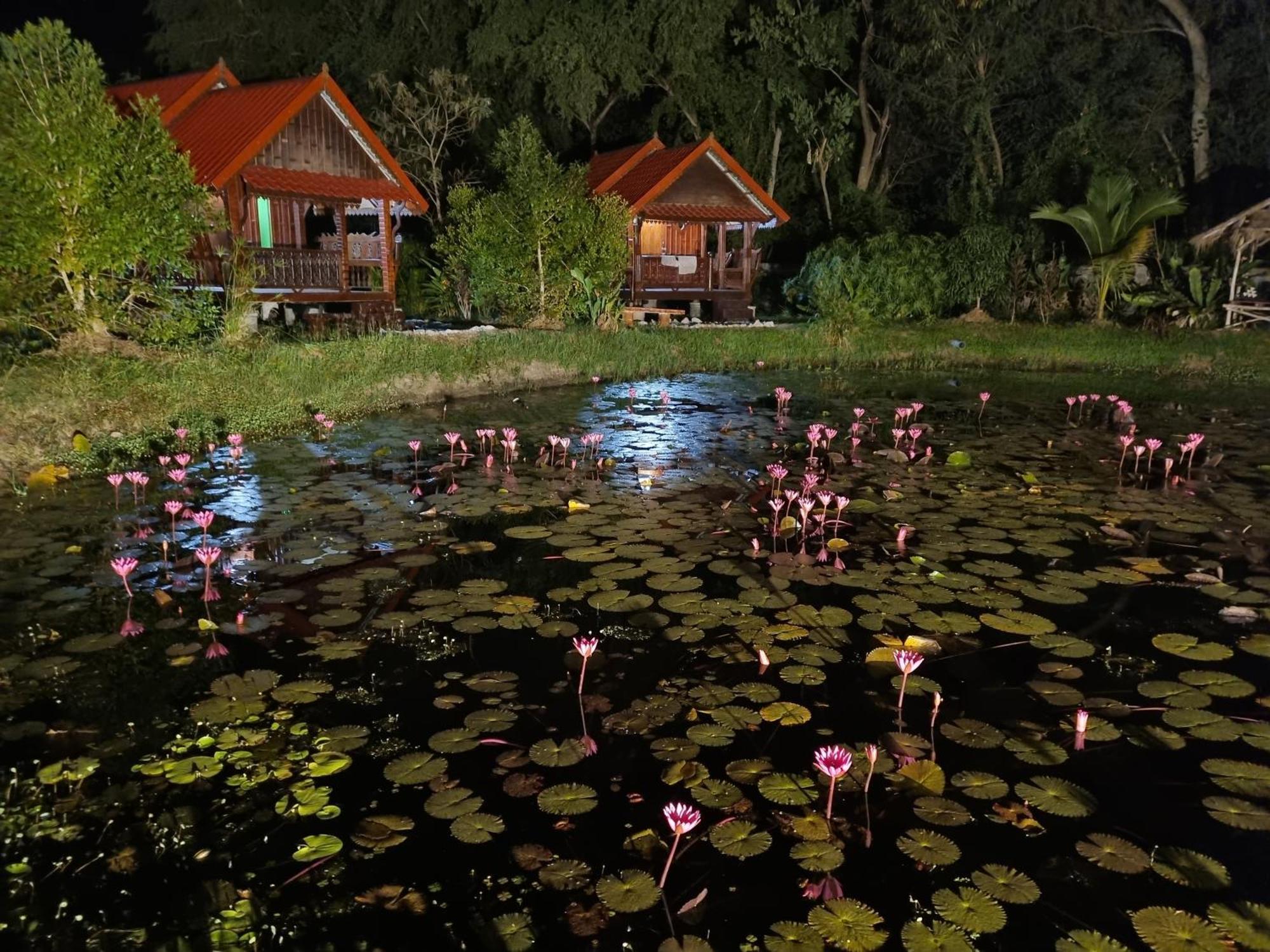 Bua Daeng Homestay Resort Kumphawapi Exteriér fotografie