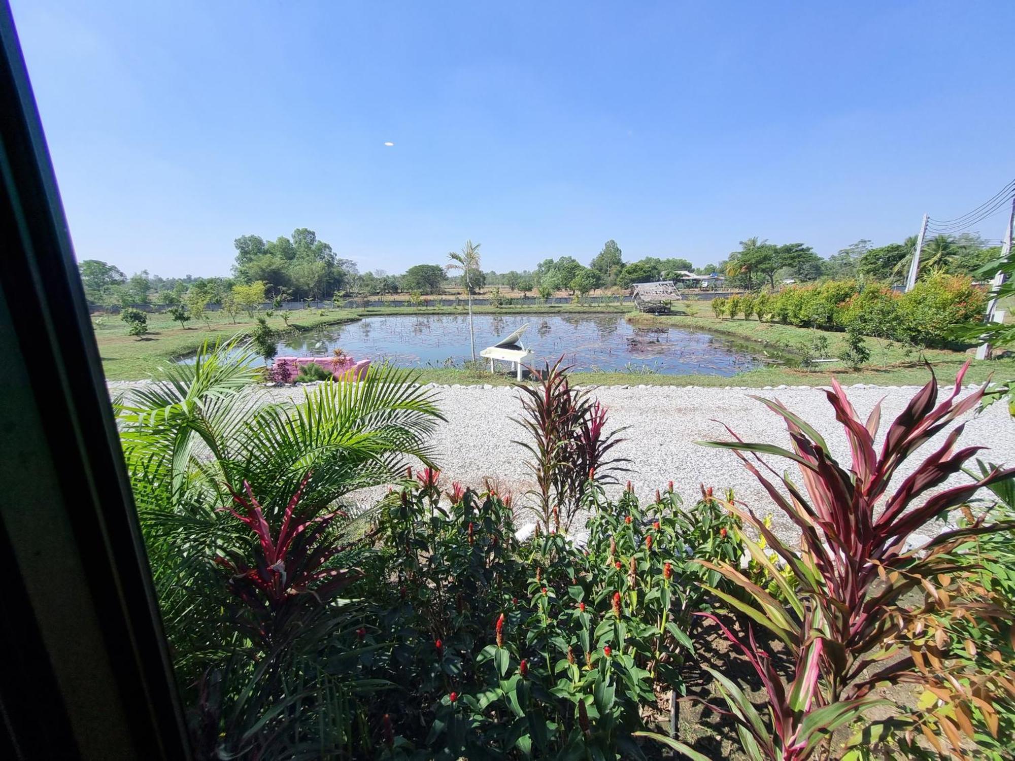 Bua Daeng Homestay Resort Kumphawapi Exteriér fotografie