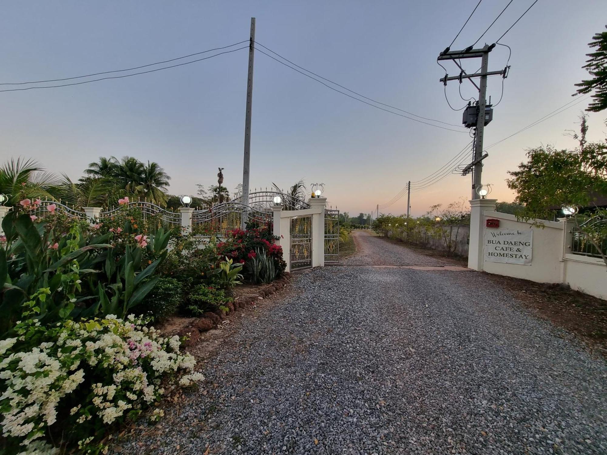 Bua Daeng Homestay Resort Kumphawapi Exteriér fotografie